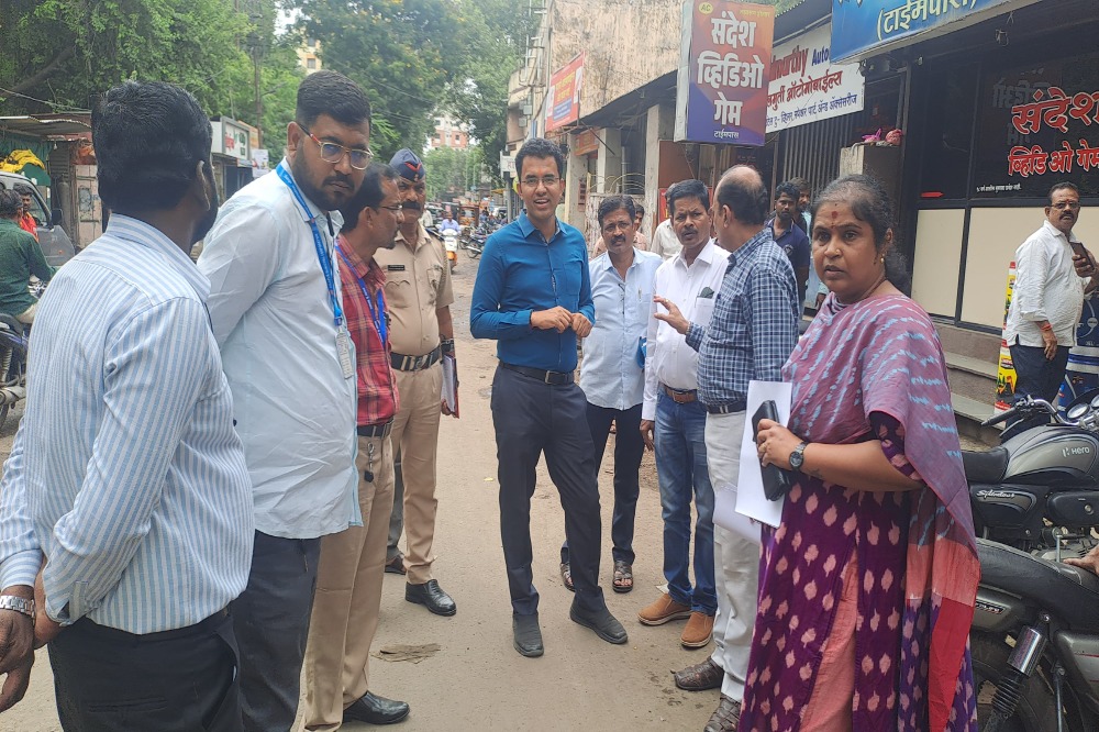 महापालिका आयुक्त डॉ. सचिन ओम्बासे यांनी शहरातील रस्त्यांची केली पाहणी, कचरा व मलमत्ता कराची केली तपासणी..